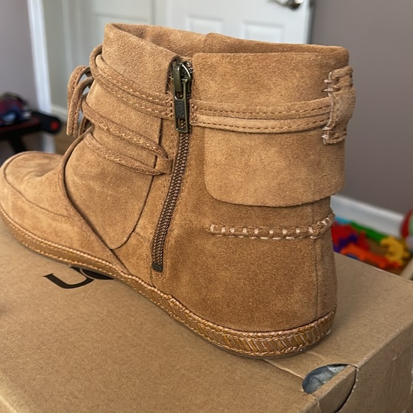 UGG - Picture 2 of 4